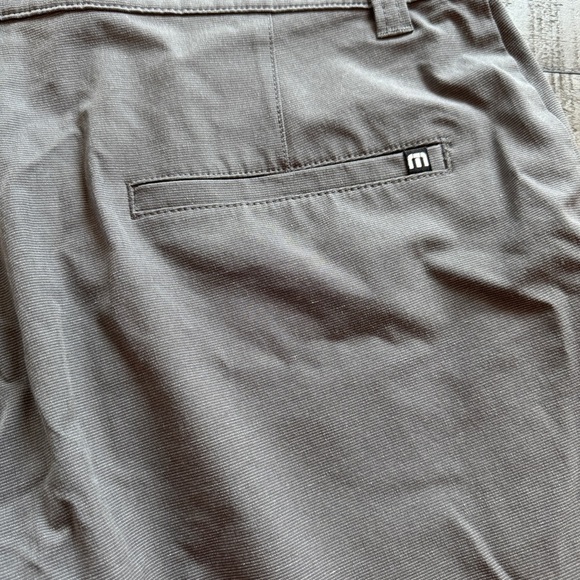 Travis Mathew Men's Gray Golf Shorts Style 1MAA672 Size 32 Preppy Athleisure - Picture 6 of 8